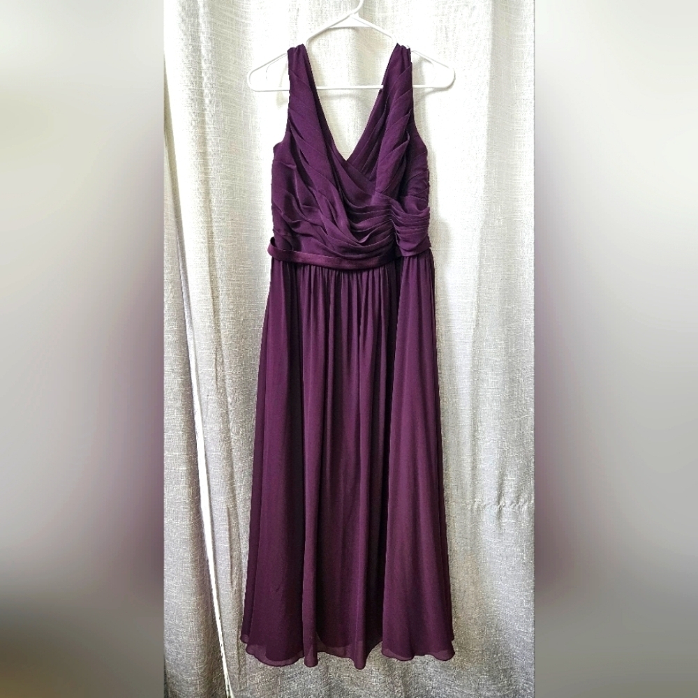 Elegant Deep Plum V-Neck Chiffon Maxi Dress